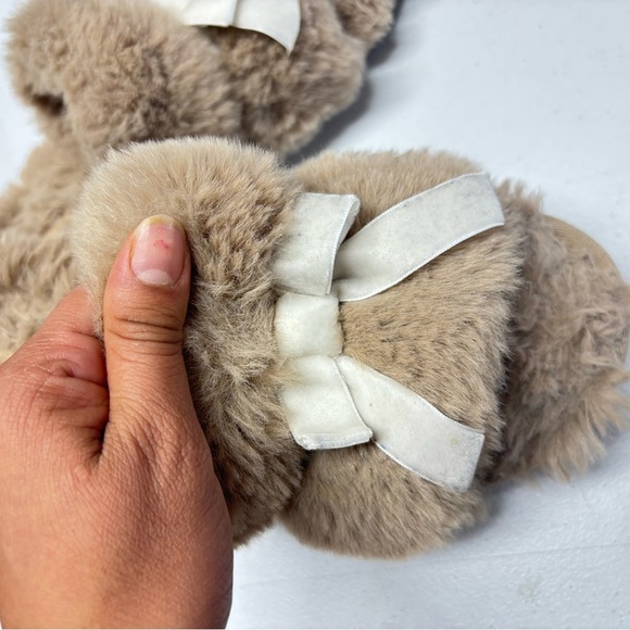 Maeve Fuzzy Slippers with White Bow Size 9 - Picture 4 of 9